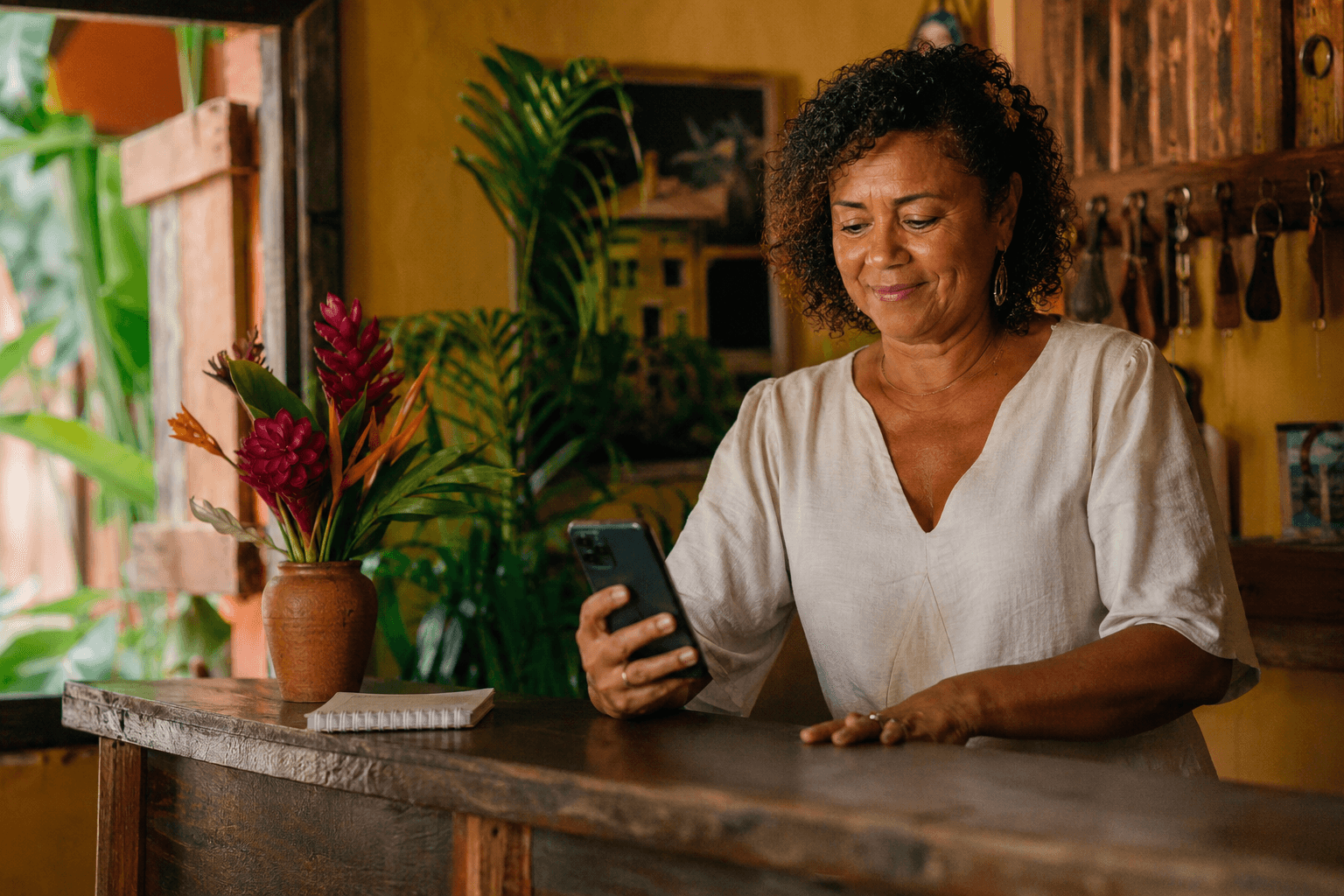 Hospedeira atendendo hóspedes pelo celular